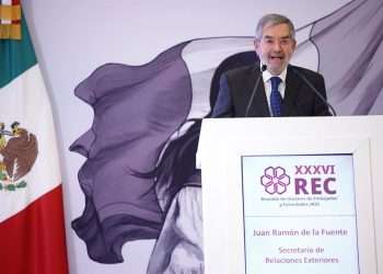 El canciller de México, Juan Ramón de la Fuente, pidió a embajadores y cónsules reforzar la protección y ser fuente de apoyo, confianza y defensa de los migrantes en países como Estados Unidos ante los cambios en las políticas migratorias.