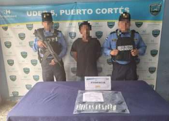 Omoa, Cortés. – En una operación de seguimiento y vigilancia, agentes de la Unidad Departamental de Policía N° 5 (UDEP N° 5) capturaron en flagrancia a un hombre por el delito de tráfico de drogas.