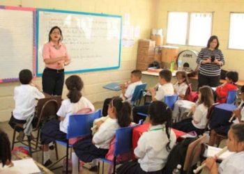 Tegucigalpa-. El Gobierno de Honduras ha oficializado un nuevo ajuste salarial para los docentes, marcando el tercer incremento consecutivo en los últimos años. Este anuncio se realizó tras una reunión entre representantes del magisterio y autoridades gubernamentales en Casa Presidencial.