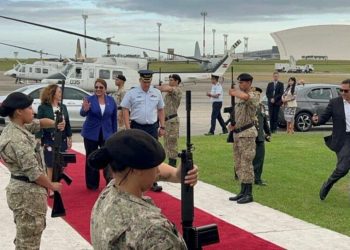 Tegucigalpa-. La mandataria Xiomara Castro llegó este jueves a Uruguay para asistir a la toma de posesión del presidente electo Yamandú Orsi, que se llevará a cabo el 1 de marzo.