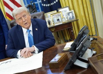 El presidente de Estados Unidos, Donald Trump, considera que la Franja de Gaza seguirá siendo una "zona de demolición" durante los próximos 10 o 15 años y cree que lo mejor para los gazatíes sería reubicarse temporalmente, según afirmaron este martes funcionarios de la Casa Blanca.