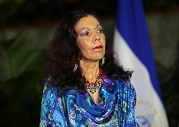 El periodista y escritor nicaragüense Anuar Hassan Morales, que estuvo casado por tres años con la copresidenta de Nicaragua, Rosario Murillo, falleció en la víspera a los 83 años de edad en un hospital de Managua a causa de un paro cardíaco, informaron este domingo sus familiares.