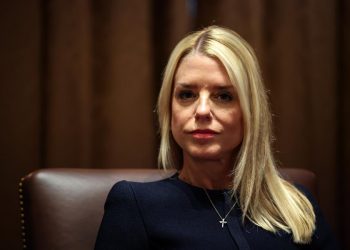 La fiscal general de Estados Unidos, Pam Bondi, anunció este jueves la detención de un salvadoreño indocumentado que residía en Virginia y que supuestamente era el líder de la pandilla MS-13 para toda la costa este.