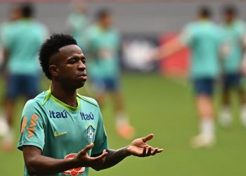 La selección de Brasil, que el martes visitará a Argentina en partido por las eliminatorias del Mundial de 2026, realizó este sábado el primero de tres entrenamientos previstos antes del clásico, en el que reservó a Vinicius Jr., que no se juntó a sus compañeros para las prácticas con balón.