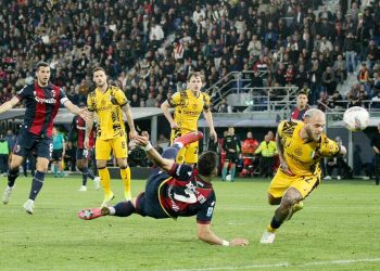 El Inter de Milán cayó este domingo ante el Bolonia (1-0) en un partido tremendamente físico y disputado que decidió Orsolini con una chilena espectacular en el minuto 94 que dejó a los 'nerazzurri' sin colchón en la pelea por el 'Scudetto', empatados a 71 puntos con el Nápoles y un calendario mucho más exigente que el de su máximo competidor.