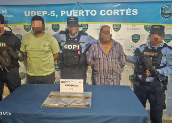 En una acción coordinada entre personal de la Dirección Nacional de Servicios Policiales Fronterizos (DNSPF), el Grupo de Operaciones Especiales Tácticas (GOET) y el Instituto Nacional de Migración (INM), se logró la detención de dos ciudadanos de nacionalidad guatemalteca, a quienes se les supone responsables del delito de uso de documentos públicos falsos.