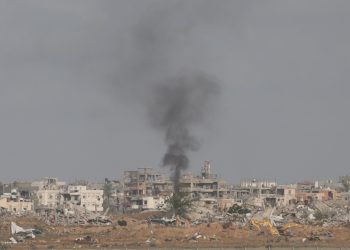 El Ejército israelí mató ayer domingo a al menos 136 palestinos, incluidas familias enteras, en ataques contra la población a lo largo de la Franja de Gaza, informó este lunes el Ministerio de Sanidad del enclave, e hirió a más de 350 personas.