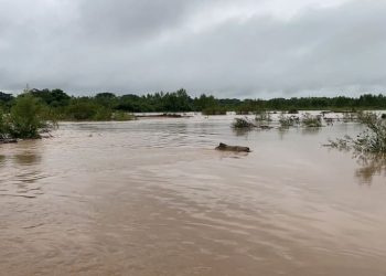 Tegucigalpa-. El desbordamiento del río Guayape, provocado por las intensas lluvias de los últimos días, ha dejado incomunicadas a varias comunidades del municipio de Juticalpa, en el departamento de Olancho.
