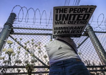 Congresistas y organizaciones civiles criticaron este viernes al Servicio de Inmigración y Control de Aduanas (ICE, en inglés) por llevarse esposado a un adolescente hondureño de 17 años que estaba con una familia de acogida ('foster care') en Florida en presunta violación de la ley.