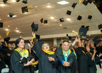 En un ambiente solemne, cargado de orgullo, esperanza y emociones, la Universidad Tecnológica de Honduras (UTH) celebró la XXIX Ceremonia de Graduación en su campus de El Progreso, entregando a la sociedad hondureña más de 60 nuevos profesionales comprometidos con el desarrollo del país.