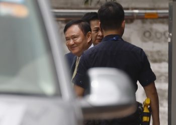 El juicio contra el ex primer ministro Thaksin Shinawatra, acusado de un delito de lesa majestad, comenzó este martes en un tribunal de Tailandia, en medio de crecientes presiones contra él y su hija y actual primera ministra, Paetongtarn.