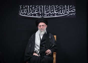 El líder supremo de Irán, Ali Jameneí, apareció este sábado en público por primera vez desde la guerra con Israel y lo hizo en una ceremonia en la víspera de Ashura, una de las principales celebraciones chiíes, rama del islam predominante en la república islámica.