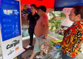 En una tarde llena de dinámicas diseñadas para compartir conocimiento, fomentar la conciencia ambiental y promover buenos hábitos en el uso de los recursos naturales, Cargill, a través de sus marcas Pollo Norteño y Delicia, en alianza con Walmart y con el apoyo de la ONG Glasswing, promovió la participación de cientos de familias en la campaña Espacios Verdes mientras realizaban sus compras.