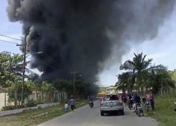 Tegucigalpa, Honduras.  - Un incendio de gran magnitud se registro este miércoles en la calle de acceso a Las Cascadas, en el municipio de Choloma Cortés,  dejando perdidas millonarias en un yonker.