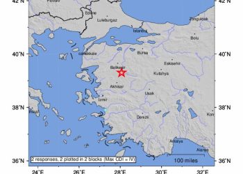 Al menos una persona murió este domingo, y seis resultaron heridas, por un terremoto de magnitud 6,1 que sacudió la región de Mármara, en el noroeste de Turquía, causando el derrumbe de varios edificios.