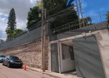 Tegucigalpa – Con el propósito de modernizar sus instalaciones y ofrecer una mejor atención a los usuarios, la Embajada de España en Honduras ha cambiado de sede y ahora se ubica en la Colonia Lomas del Mayab, entre la avenida Copán y la calle Hibueras, en una zona céntrica y de fácil acceso de la capital.