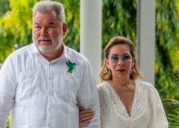 San Pedro Sula-. El alcalde de San Pedro Sula, Roberto Contreras, denunció este miércoles que el Ministerio Público pretende capturar a su esposa, Zoila de Contreras, lo que calificó como un intento por frenar su candidatura a la reelección en las elecciones generales de noviembre.