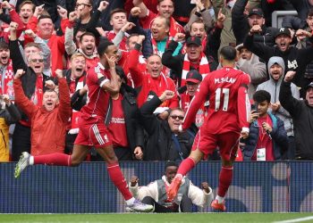 Ni el Liverpool ni el Bayern Múnich han cedido ningún punto en esta temporada de liga, líderes, vigentes campeones, imparables e infalibles en el primer tramo de sus respectivas competiciones nacionales, como el París Saint-Germain en Francia, a la espera de su duelo con el Marsella, aplazado por las lluvias hasta este lunes, y el Nápoles en Italia, con la opción de aprovechar este lunes el empate del Juventus.