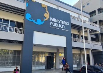 El Ministerio Público (MP) analiza cinco denuncias vinculadas a presuntos delitos electorales ocurridos durante las elecciones generales del 30 de noviembre, según confirmó su portavoz, Yuri Mora. Todas las acusaciones fueron remitidas al ente investigador en los últimos días y actualmente están en distintas etapas de revisión. El Consejo Nacional Electoral (CNE) encendió las alertas institucionales tras emitir un comunicado contundente en el que advierte que la Comisión Permanente del Congreso Nacional no tiene facultades legales para pronunciarse sobre el proceso electoral, y que hacerlo constituye una injerencia indebida que vulnera el orden constitucional.