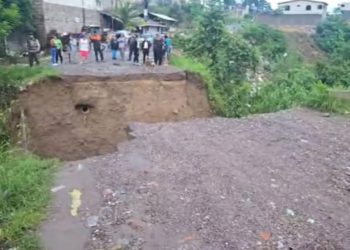 Tegucigalpa-. La colonia Reynel Fúnez, ubicada en la salida al sur de Tegucigalpa, enfrenta una grave situación tras el colapso de su calle principal, provocado por las fuertes lluvias que han azotado la capital en las últimas horas, dejando un enorme socavón que interrumpió por completo el paso vehicular y peatonal.