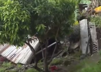 Varias viviendas en Comayagüela están en inminente riesgo de colapso debido a un derrumbe que ha comprometido su estructura, lo que obligó a las autoridades a desalojar a las familias que habitaban el lugar.