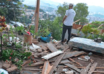 Distintas viviendas del sector cuatro en Tegucigalpa, han sido derrumbadas debido a las tormentas, por lo que el sacrificio de varias familias en la colonia Jose Arturo Duarte fue arrebatado, las personas afectadas permanecen en albergues mientras esperan una respuesta por parte de las autoridades para recibir ayuda.