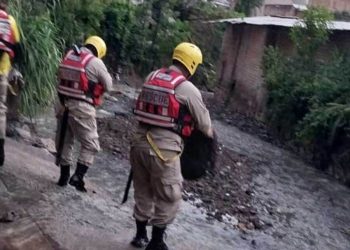 Las autoridades hondureñas mantienen un amplio operativo de búsqueda para localizar a dos menores que fueron arrastrados por una fuerte corriente de agua en la colonia Cantarero López.