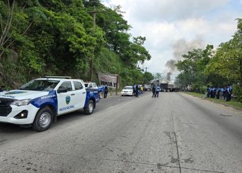 La carretera CA-13, la cual conecta a Choloma y San Pedro Sula, se encuentra paralizada debido a las protestas de Korium Inversiones, desde horas tempranas de la mañana de este viernes en la zona industrial de los cholomeños.