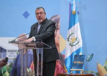 El presidente de Guatemala, Bernardo Arévalo de León, afirmó este lunes que confía en la población del país centroamericano para defender su democracia, como sucedió en 2023 al ser atacados los resultados electorales de dicho año por el Ministerio Público (Fiscalía).