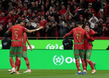 Los octavos de final de la Copa de África de Naciones de Marruecos comienzan este sábado con la confirmación de Marruecos como gran favorita, aunque no ha podido superar la primera fase con tres victorias, como su vecina Argelia y Nigeria.