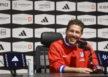 El argentino Diego Simeone, entrenador del Atlético de Madrid, aseguró que el partido de este jueves ante el Real Madrid, correspondiente a las semifinales de la Supercopa de España que se disputa en Yeda (Arabia Saudí) “no va a estar relacionado” con el de la Liga en el Metropolitano, en el que los rojiblancos se impusieron por cinco goles a dos.