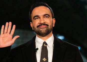 El alcalde de Nueva York, Zohran Mamdani, inició este jueves su mandato con unas altas expectativas, que él mismo no quiso rebajar, en lo que se refiere a mejorar la calidad de vida de los ciudadanos, especialmente la clase trabajadora que lo ha encumbrado en política y hoy lo arropó.