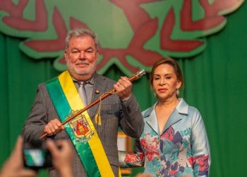 Con un mensaje de unidad, fe y compromiso social, el alcalde Roberto Contreras Mendoza asumió este domingo su segundo periodo consecutivo al frente de la Municipalidad de San Pedro Sula, durante una solemne ceremonia de Traspaso de Poderes celebrada en el Gimnasio Municipal.