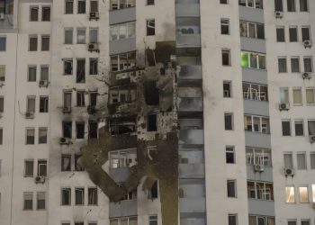 Rusia causó este viernes en un ataque masivo contra Kiev al menos cuatro muertos y 25 heridos, además de graves daños en la infraestructura civil y energética de la capital, con cortes de luz y agua para miles de hogares, al tiempo que lanzó por primera vez un misil balístico hipersónico Oréshnik contra la ciudad occidental de Leópolis.