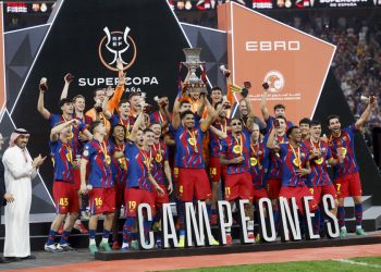 El uruguayo Ronald Araujo, de vuelta tras superar problemas de salud mental, levantó al cielo de Yeda (Arabia Saudí) la 16ª Supercopa de España para el Barcelona, el primer trofeo de la temporada para el equipo azulgrana tras imponerse en la final por 3-2 al Real Madrid.