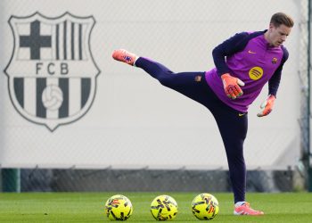 Cuando parecía que por fin el Barcelona y el meta Marc-André ter Stegen podrían solucionar su tortuosa relación, el guardavallas alemán ha vuelto a lesionarse, este vez por una problema físico no especificado en la rodilla, justo cuando todo parecía encaminarse a una cesión al Girona.