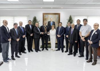 La Cámara de Comercio e Industrias de Cortés (CCIC) rindió un homenaje póstumo al empresario Jorge Juan Faraj Kalil, otorgándole el máximo reconocimiento empresarial, “El Forjador”, distinción que honra a quienes han dejado una huella trascendental en el desarrollo económico y social de Honduras.