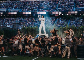 Músicos como Rosalía, Cardi B, Residente y dos de los cantantes que participaron en el espectáculo, Ricky Martin y Lady Gaga, alabaron el concierto de Bad Bunny en la Super Bowl, que hizo historia al ser el primer artista con un repertorio íntegramente en español.