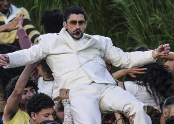 "¡Qué rico es ser latino!". Con ese grito de guerra, Bad Bunny transformó este domingo el escenario del Super Bowl en una colorida oda a Latinoamérica, con una puesta en escena cargada de referencias a su Puerto Rico natal en la que reafirmó sobre el escenario más estadounidense su dominio absoluto de la herencia hispana en Estados Unidos.
