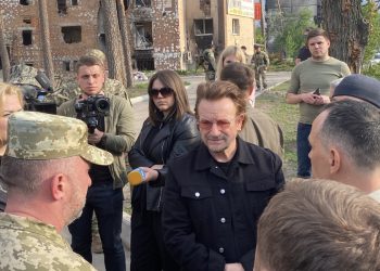 La banda irlandesa U2 publicó este martes un cortometraje grabado en el frente de batalla de Ucrania, coincidiendo con el cuarto aniversario de la invasión rusa.