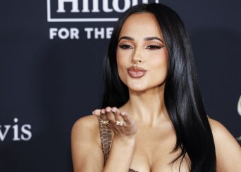 El Clásico Mundial de Béisbol anunció este jueves la primera banda sonora oficial en la historia del torneo, que se disputa desde esta semana en Estados Unidos, Japón y Puerto Rico, y en la que han colaborado artistas de la talla de Becky G, Myke Towers o Young Miko, entre otros.