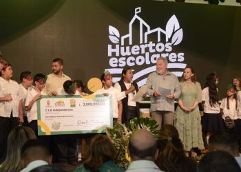 El alcalde Roberto Contreras, junto a su esposa Zoila de Contreras y el presidente de la Cámara de Comercio e Industrias de Cortés, Karin Qubain, lanzó oficialmente la V Edición del programa Huertos Escolares, reafirmando su apuesta por la educación, la seguridad alimentaria y la sostenibilidad ambiental.