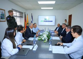 El presidente de la República, Nasry Asfura, sostuvo este viernes una reunión estratégica con inversionistas y empresarios alemanes en la Zona Industrial de Procesamiento (ZIP) El Porvenir, localizada en El Progreso, Yoro, quienes manifestaron un gran interés en instalar operaciones de manufactura de arneses para la industria automotriz en Honduras.