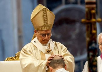 El papa León XIV ordenó este domingo en la basílica de San Pedro del Vaticano a ocho nuevos sacerdotes de la diócesis de Roma, en una ceremonia solemne en la que los animó a ser un "canal y no un filtro" y a mantener siempre la "puerta abierta" de la Iglesia.