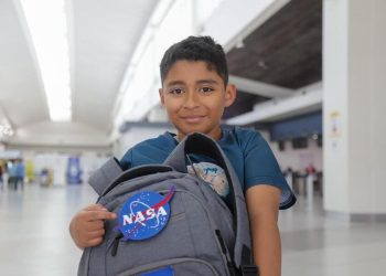 Comayagua.- Con apenas 10 años de edad, el hondureño André Enoc Mejía Romero emprendió este sábado un viaje que lo acerca a uno de sus mayores sueños: la exploración espacial. Acompañado por su madre, André partió hacia el Kennedy Space Center de la NASA, en Cabo Cañaveral, Florida, donde participará del 1 al 7 de junio en un campamento educativo internacional que reúne a niños y jóvenes apasionados por la ciencia, la tecnología y la exploración espacial.