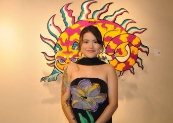 San Pedro Sula.- En una noche donde el arte, la emoción y la perseverancia se encontraron en un mismo espacio, la Galería Colibrí del Centro Cultural Sampedrano (CCS) abrió sus puertas para inaugurar la muestra individual “Aeipatía”, de la artista visual Sofía Mendoza, conocida en el ámbito artístico bajo el pseudónimo “Zanate”.