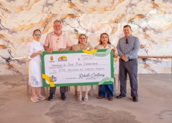 San Pedro Sula.-  Como parte de su compromiso con los sectores más vulnerables del municipio, el alcalde Roberto Contreras, junto a su esposa Zoila Santos de Contreras, directora ad honorem de EcoSocial, realizó la entrega de un cheque por un monto de 1.2 millones de lempiras al Hogar Hermanas de Jesús Buen Samaritano de la colonia Villa Florencia, institución dedicada a la atención integral de personas con discapacidad.