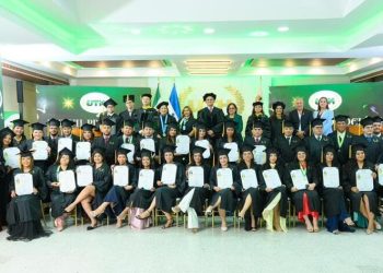 La Ceiba, Atlántida.- En un ambiente de orgullo, emoción y compromiso institucional, la Universidad Tecnológica de Honduras (UTH), Campus La Ceiba, celebró su XXXVII Ceremonia de Graduación, incorporando a una nueva generación de profesionales que a partir de ahora se integran al desarrollo económico, social y productivo del país.