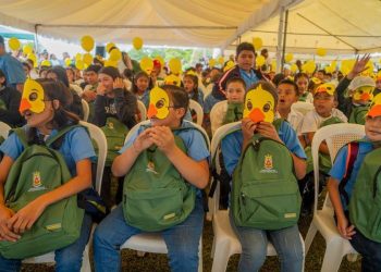 San Pedro Sula.- Como parte de su compromiso con el fortalecimiento de la educación y el bienestar de la niñez, el alcalde Roberto Contreras, acompañado de su esposa, Zoila de Contreras, entregó más de 1,800 mochilas con útiles escolares a los alumnos de los diferentes centros educativos, en las comunidades de la Zona de Reserva de El Merendón.