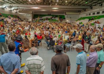 San Pedro Sula.– Más de 700 adultos mayores de diferentes distritos de San Pedro Sula participaron en una jornada de convivencia, recreación y reconocimiento durante la Feria del Adulto Mayor, organizada por el Despacho de la Esposa del Alcalde, EcoSocial, como parte de su programa de Voluntariado.